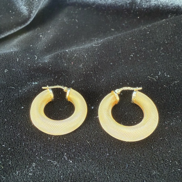 14K Yellow Gold Woven Mesh Textured Hoop Earrings - Picture 9 of 13